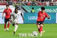  3번째 골 성공시키는 이동경 [포토]
