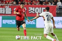  드리블 시도하는 김민재 [포토]
