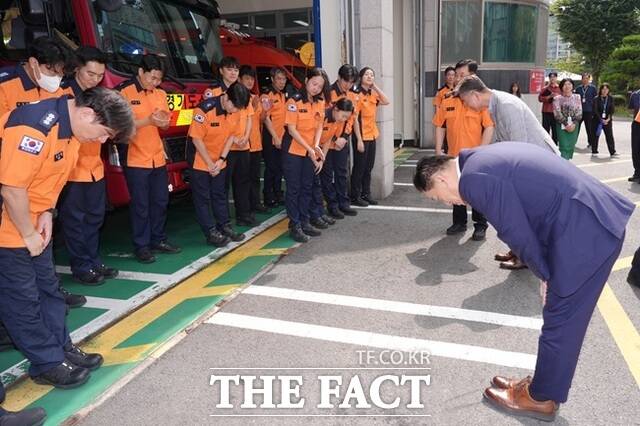 이재준 수원시장이 24일 수원소방서를 찾아 추석 연휴에도 근무하는 소방대원들에게 인사하며 격려하고 있다. /수원시