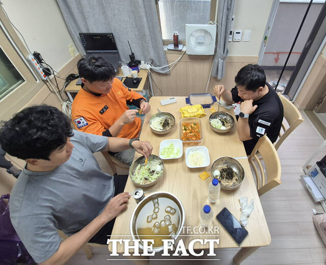 추석당일인 25일 중앙119구조본부 소속 독도119구조대원들과 울릉군 독도관리사무소 현장 근무자 등 4명이 직접 준비한 냉면과 과일 등을 나누며 서로의 노고를 위로하는 따뜻한 시간을 마련했다. /울릉군