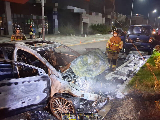 25일 오전 4시 23분에 호명읍 산합리 수변도로에서 아반떼 승용차가 주차돼 있던 봉고Ⅲ 차량을 추돌한 뒤 불이나 아반떼 승용차 1대가 전소됐다. /경북소방본부