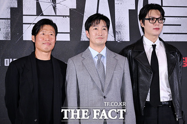 배우 유해진과 박해일, 이민호(왼쪽부터)가 지난 8일 오후 서울 강남구 메가박스 코엑스에서 열린 영화 ‘암살자(들)’ 언론시사회 및 기자간담회에 참석해 포즈를 취하고 있다. /서예원 기자
