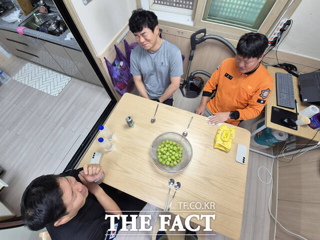 추석당일인 25일 중앙119구조본부 소속 독도119구조대원들과 울릉군 독도관리사무소 현장 근무자 등 4명이 직접 준비한 냉면과 과일 등을 나누며 서로의 노고를 위로하는 따뜻한 시간을 마련했다. /울릉군