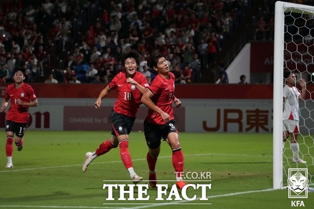 이민성호의 이영준(9번)이 25일 베트남과 2026 아시안게임 남자축구 8강전에서 선제골을 넣은 뒤 배준호와 세리머니하고 있다./나고야=KFA