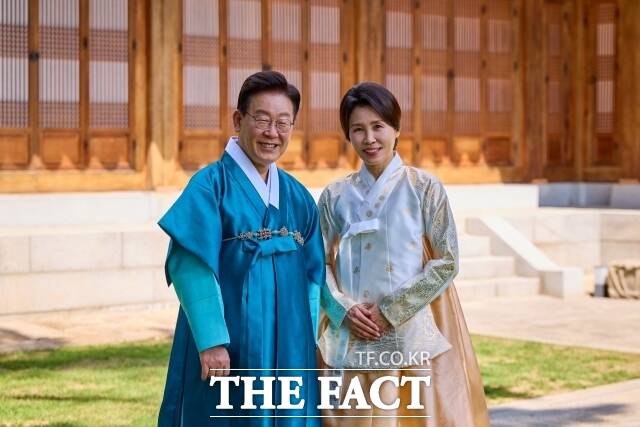 이재명 대통령과 영부인 김혜경 여사가 25일 공개된 영상 메시지에서 국민들에게 추석 인사를 전하고 있다. /청와대