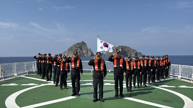 25일 추석을 맞아 동해해경 3016함 승조원들은 독도 인근 해상에서 해양영토 수호 의지를 다지는 현장 행사를 열고 거수경례를 하고 있다. /동해해경
