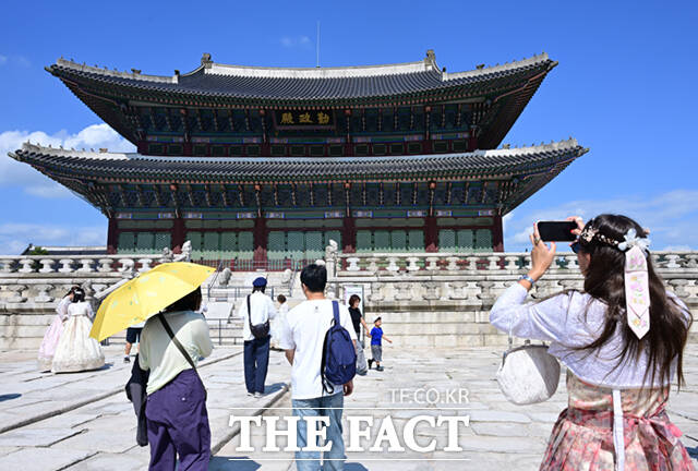 26일 서울 종로구 광화문 앞을 찾은 시민들과 관광객들이 수문장 파수의식을 관람하고 있다.