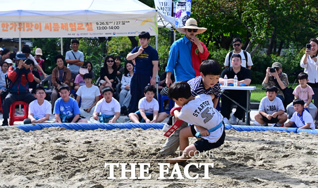 추석 연휴 셋째 날이자 주말인 26일 서울 종로구 국립민속박물관에서 다양한 한가위 행사가 진행된 가운데, 가족 단위 시민들이 강강술래를 하고 있다.