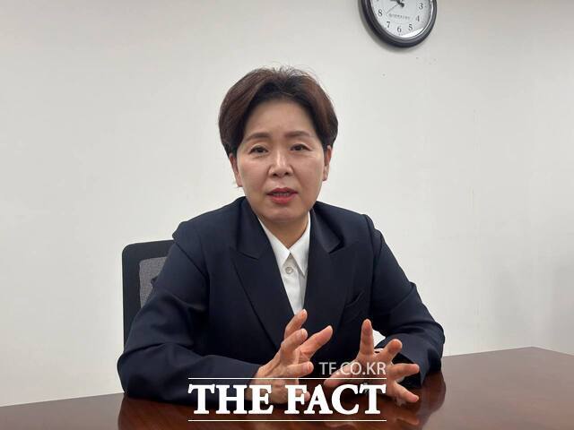 '이중당적' 문제가 각 정당의 화두다. 정당법은 2개 이상 정당 가입을 불허하지만, 이를 거를 장치는 사실상 작동하지 않는다. 양향자 국민의힘 최고위원이 지난 21일 서울 여의도 국회에서 <더팩트>와 인터뷰에서 이중당적 관련, 설명을 하고 있다. /국회=김시형 기자