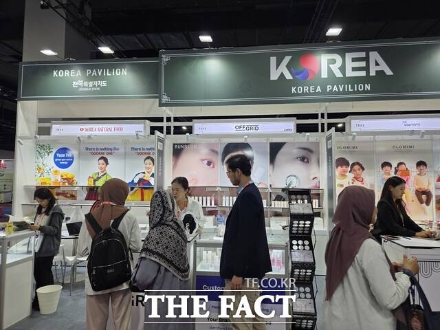 23일부터 26일까지 나흘간 말레이시아 쿠알라룸푸르 국제무역전시센터(MITEC)에서 열린 MIHAS 2026(말레이시아 국제 할랄 전시회)에서 전북경제통상진흥원이 전북 지역 중소기업 9개사를 파견해 할랄시장 개척을 지원하고 있다. /전북경진원