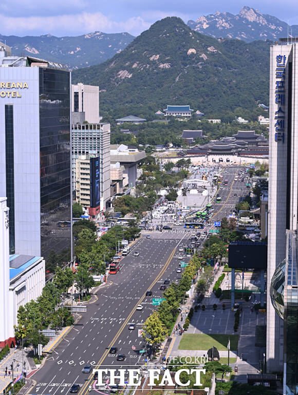 추석 연휴 셋째 날이자 주말인 26일 서울 종로구 세종대로 일대 교통량이 많지 않아 한산한 모습을 보이고 있다. /이새롬 기자