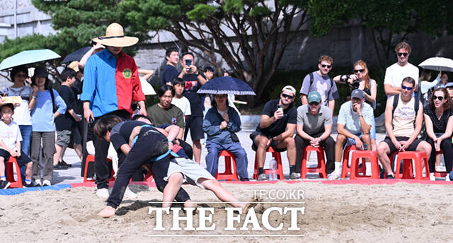추석 연휴 셋째 날이자 주말인 26일 서울 종로구 국립민속박물관에서 다양한 한가위 행사가 진행된 가운데, 가족 단위 시민들이 강강술래를 하고 있다.