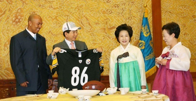 2006년 4월 노무현 대통령은 청와대에서 방한중인 미국프로풋볼(NFL) 슈퍼볼 최우수선수(MVP) 하인스 워드 모자와 오찬을 함께 했다. 한국의 대통령은 워드는 효의 교과서라고 표현해 큰 화제가 됐다. / 노무현 사료관