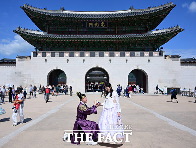 26일 서울 종로구 광화문 앞을 찾은 시민들과 관광객들이 수문장 파수의식을 관람하고 있다.