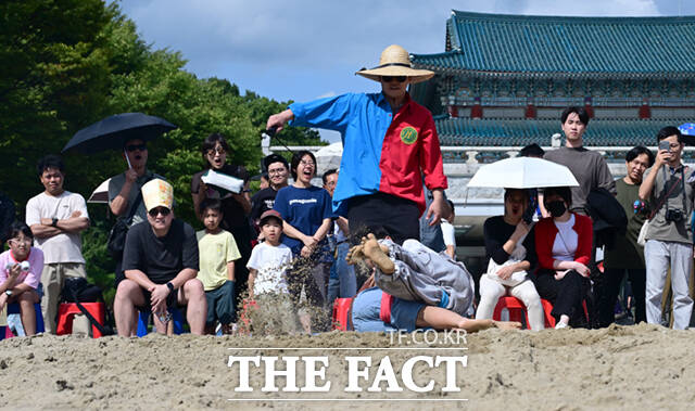 추석 연휴 셋째 날이자 주말인 26일 서울 종로구 국립민속박물관에서 다양한 한가위 행사가 진행된 가운데, 가족 단위 시민들이 강강술래를 하고 있다.