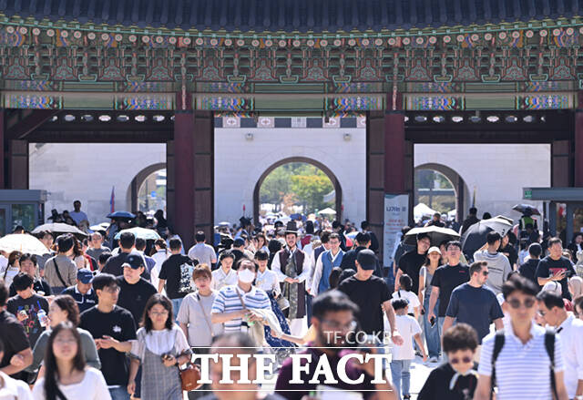 추석 연휴 셋째 날이자 주말인 26일 서울 종로구 경복궁이 시민들과 외국인 관광객들로 북적이고 있다. /이새롬 기자