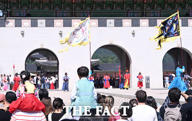 26일 서울 종로구 광화문 앞을 찾은 시민들과 관광객들이 수문장 파수의식을 관람하고 있다.