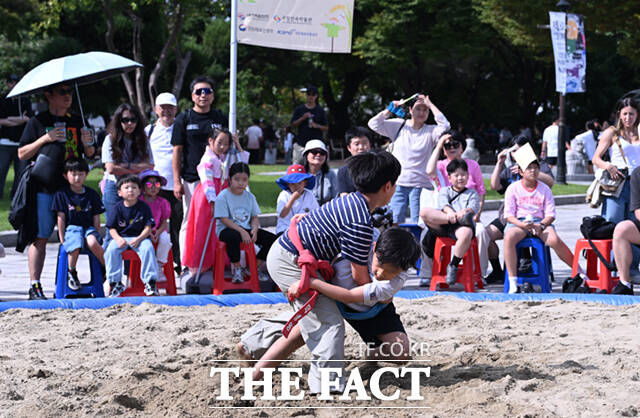 추석 연휴 셋째 날이자 주말인 26일 서울 종로구 국립민속박물관에서 다양한 한가위 행사가 진행된 가운데, 가족 단위 시민들이 강강술래를 하고 있다.