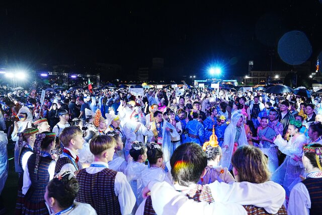 2026 안동국제탈춤페스티벌이 25일 탈춤축제장 메인무대에서 개막했다. /안동시