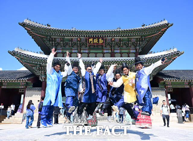 26일 서울 종로구 광화문 앞을 찾은 시민들과 관광객들이 수문장 파수의식을 관람하고 있다.