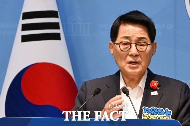 박지원 더불어민주당 의원이 우크라이나에서 생포된 북한군 포로 2명의 국내 송환 사실을 비공개한 정부를 공개적으로 비판했다. /남용희 기자