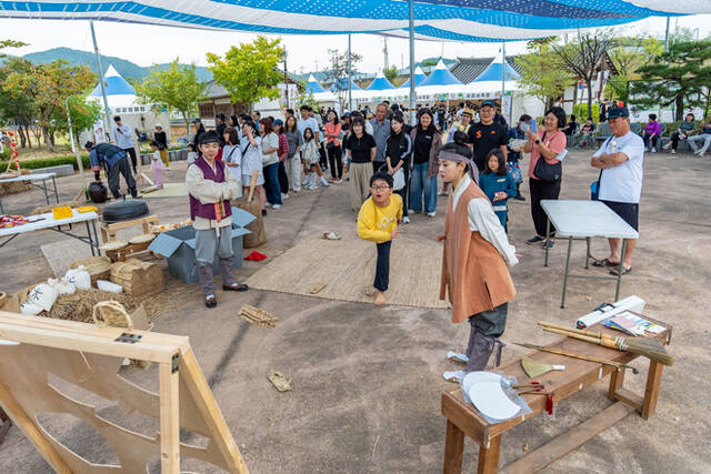 25일 예천 삼강문화단지 일원에서 2026 예천 삼강나루주막축제가 막을 올렸다. /예천군