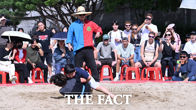 추석 연휴 셋째 날이자 주말인 26일 서울 종로구 국립민속박물관에서 다양한 한가위 행사가 진행된 가운데, 가족 단위 시민들이 강강술래를 하고 있다.