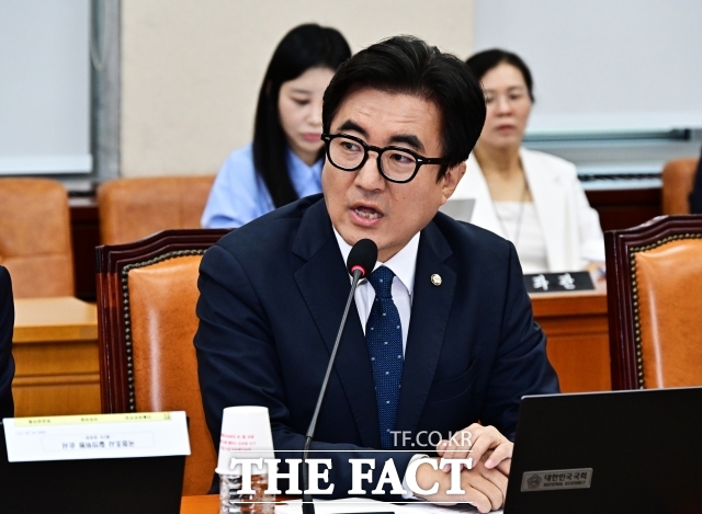 더불어민주당이 정부의 '주거안정플랜' 발표와 관련해 청년과 신혼부부의 주거 안정을 위한 예산·입법을 추진하겠다고 밝혔다. 사진은 김성회 더불어민주당 원내대변인. /배정한 기자