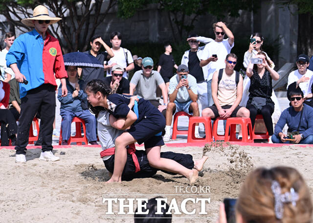 추석 연휴 셋째 날이자 주말인 26일 서울 종로구 국립민속박물관에서 다양한 한가위 행사가 진행된 가운데, 가족 단위 시민들이 강강술래를 하고 있다.