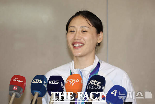 2026 아이치-나고야 아시아경기대회에서 금메달을 획득한 한국 여자 농구 대표팀이 27일 인천국제공항 2터미널을 통해 귀국하며 기념사진 촬영을 하고 있다. /뉴시스
