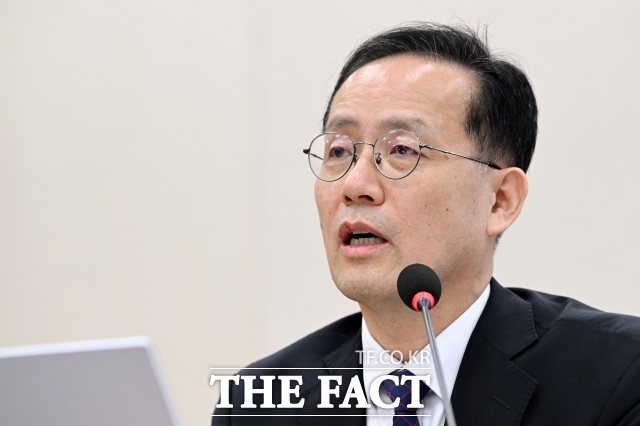 이형일 경제부총리 겸 재정경제부 장관은 27일 자신의 X를 통해 서울 동작소방서 소방관을 만나 감사 인사를 전했다고 밝혔다. 이 부총리는 이날 첫 경제현안간담회를 열기도 했다. /남용희 기자