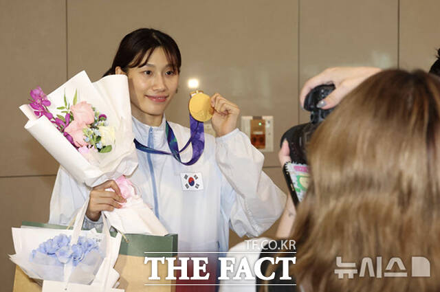 2026 아이치-나고야 아시아경기대회에서 금메달을 획득한 한국 여자 농구 대표팀이 27일 인천국제공항 2터미널을 통해 귀국하며 기념사진 촬영을 하고 있다. /뉴시스