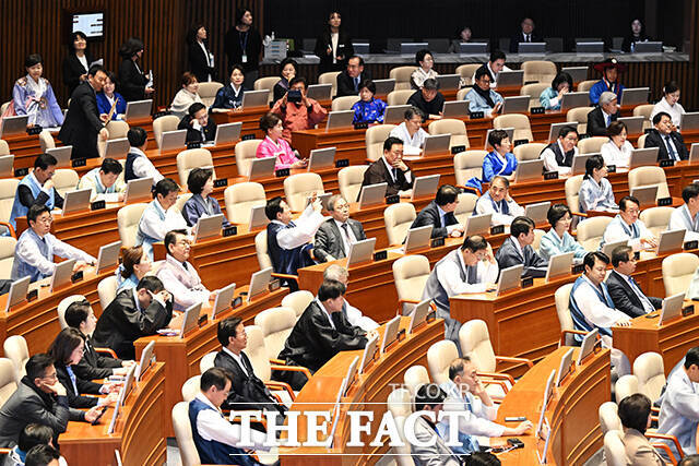 사진은 지난 2월 한복을 입은 의원들이 제432회 국회(임시회) 제7차 본회의에 참석한 모습. /배정한 기자