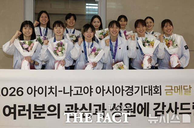 2026 아이치-나고야 아시아경기대회에서 금메달을 획득한 한국 여자 농구 대표팀이 27일 인천국제공항 2터미널을 통해 귀국하며 기념사진 촬영을 하고 있다. /뉴시스