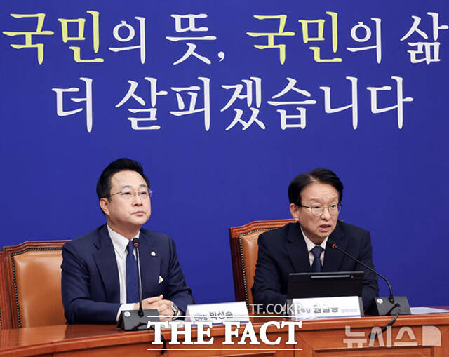 박성준 더불어민주당 수석대변인(왼쪽)과 권칠승 정책위의장이 27일 여의도 국회에서 열린 추석민심 관련 기자간담회에 참석하고 있다. /뉴시스