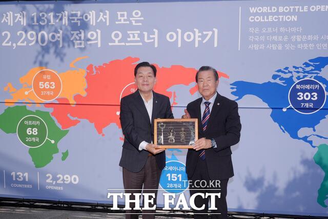 이재준 수원시장과 김훈동 2026~2027 수원 방문의 해 추진위원회 공동위원장이 23일 화홍사랑채에서 열린 오프너 기증식에서 기념 촬영을 하고 있다. /수원시