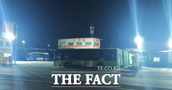 지난 15일 오전 0시 10분쯤 운행을 마친 버스들이 경기 고양시 덕양구 원당동에 위치한 선진운수 가스 충전시설에 주차돼 있다. /고양=양규원 기자
