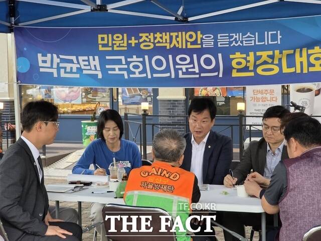 박균택 더불어민주당 의원이 시민의 민원 내용을 경청하고 있다. /주남현 기자