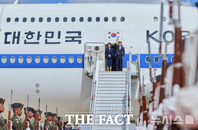 멕시코 국빈방문을 마친 이재명 대통령과 김혜경 여사가 26일(현지 시간) 멕시코 펠리페 앙헬레스 국제공항에 도착해 공군 1호기로 향하고 있다. /뉴시스