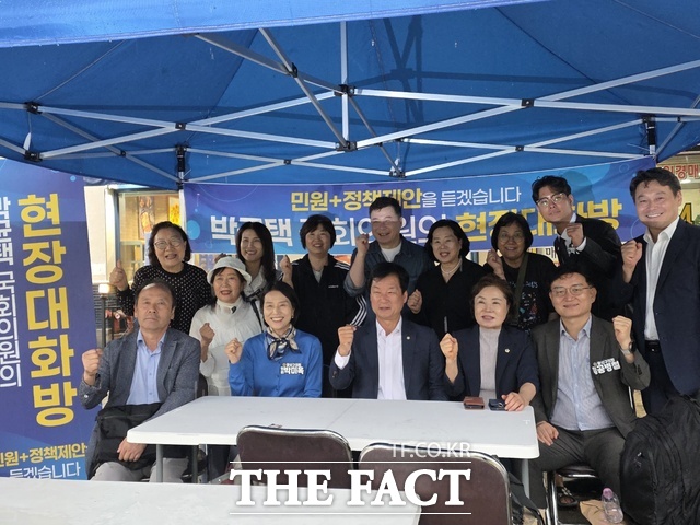 박균택 민주당 의원이 현장 대화방을 마치고 참석 관계자들과 파이팅을 외치고 있다. /주남현 기자