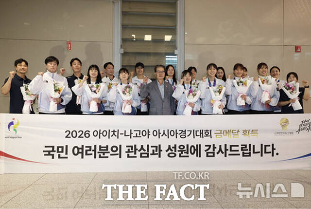 2026 아이치-나고야 아시아경기대회에서 금메달을 획득한 한국 여자 농구 대표팀이 27일 인천국제공항 2터미널을 통해 귀국하며 기념사진 촬영을 하고 있다. /뉴시스