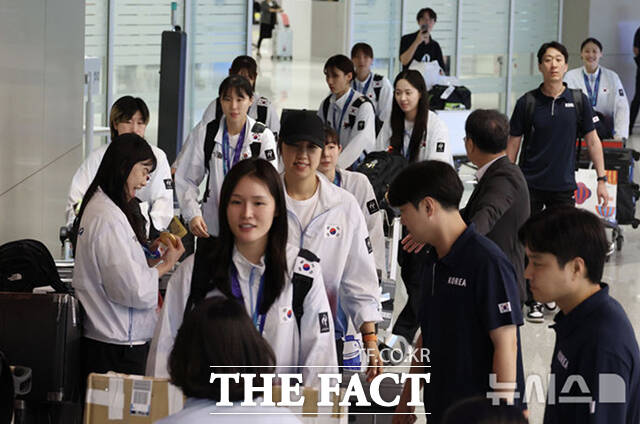 2026 아이치-나고야 아시아경기대회에서 금메달을 획득한 한국 여자 농구 대표팀이 27일 인천국제공항 2터미널을 통해 귀국하며 기념사진 촬영을 하고 있다. /뉴시스