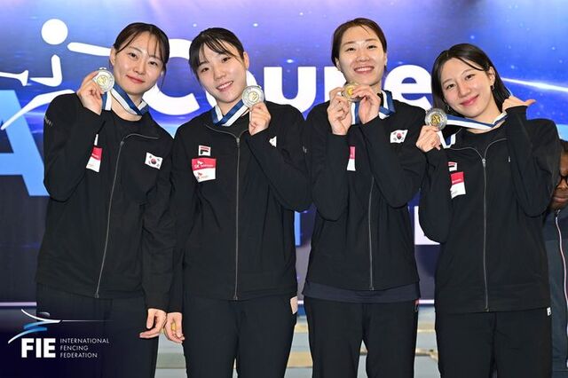 최세빈, 전하영, 서지연, 김정미(왼쪽부터)로 구성된 한국 펜싱 여자 사브르 대표팀은 27일 일본 아이치현 도코나메 아이치 스카이 엑스포에서 열린 2026 아이치·나고야 아시안게임 펜싱 여자 사브르 결승전에서 일본을 45-31로 꺾고 금메달을 따냈다. 사진은 대표팀이 지난 4월 그리스 아테네에서 열린 FIE 국제월드컵대회 단체전에서 은메달을 따고 웃고 있는 모습. /대한펜싱협회