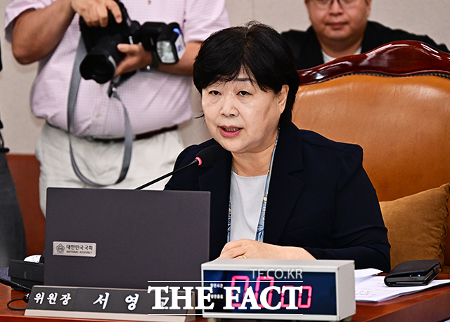 조희대 대법원장에 대한 진보 진영의 비토가 커지면서, 더불어민주당에선 '대법원장 탄핵론'도 점차 고개를 들고 있다. 민주당 소속 서영교 국회 법제사법위원회 위원장은 조 대법원장 탄핵 사유가 충분하다고 주장하기도 했다. 사진은 서 위원장이 지난 16일 오후 서울 여의도 국회에서 열린 법제사법위원회 전체회의에 참석해 회의를 주재하고 있는 모습. /배정한 기자