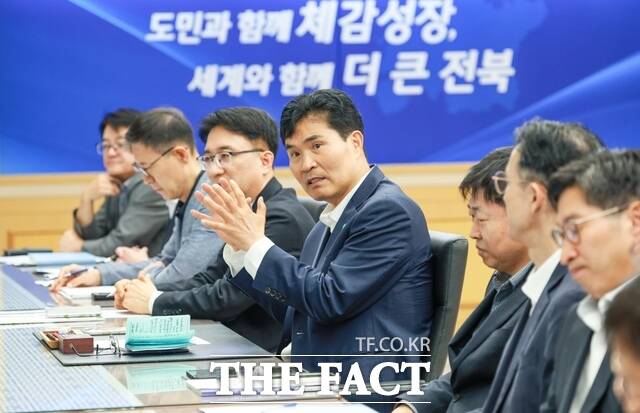 28일 이원택 전북도지사가 간부 티타임을 주재하고 AI 경제 체제 전환에 따른 도정 성장 전략과 국정감사, 국가예산 확보 등을 주문하고 있다. /전북도