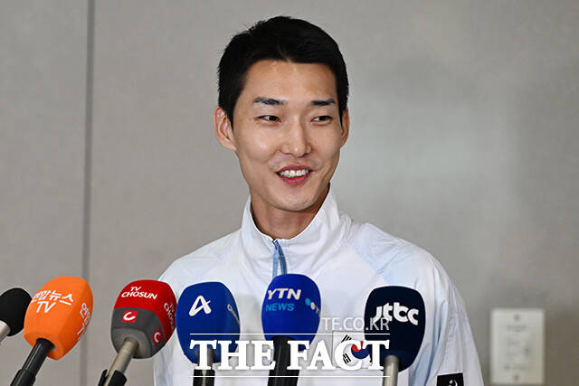 우상혁 2026 아이치·나고야 아시안게임 육상 남자 높이뛰기 선수가 28일 오전 인천국제공항을 통해 귀국해 취재진의 질문에 답하고 있다. /인천국제공항=김성렬 기자