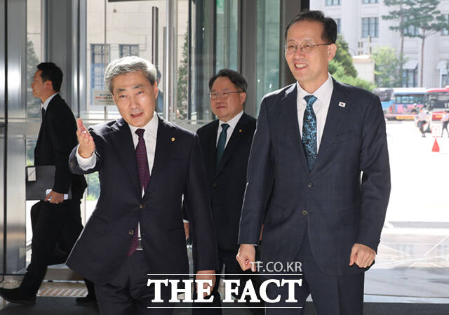 이형일 부총리 겸 재정경제부 장관(왼쪽)이 28일 서울 중구 한국은행 본점을 방문해 신현송 한국은행 총재와 면담하고 있다.