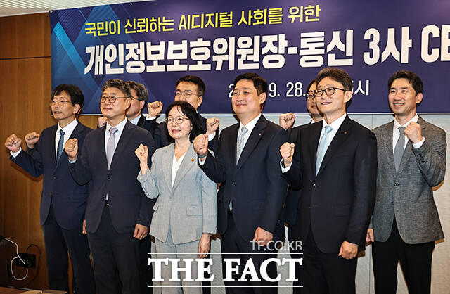 기념촬영하는 정 대표, 송 위원장, 홍 대표, 박 대표(왼쪽 두 번째부터).