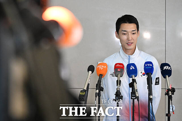 우상혁 2026 아이치·나고야 아시안게임 육상 남자 높이뛰기 선수가 28일 오전 인천국제공항을 통해 귀국해 취재진의 질문에 답하고 있다. /인천국제공항=김성렬 기자