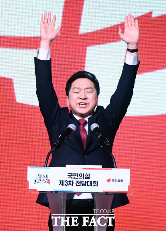 김기현 당시 국민의힘 당대표 후보가 지난 2023년 3월 경기도 일산 킨텍스에서 열린 국민의힘 제3차 전당대회에서 국민의힘 당대표로 선출된 뒤 당선 수락 연설을 하고 있다./이새롬 기자